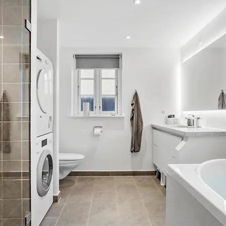 3 Bedroom Awesome In Holiday home *